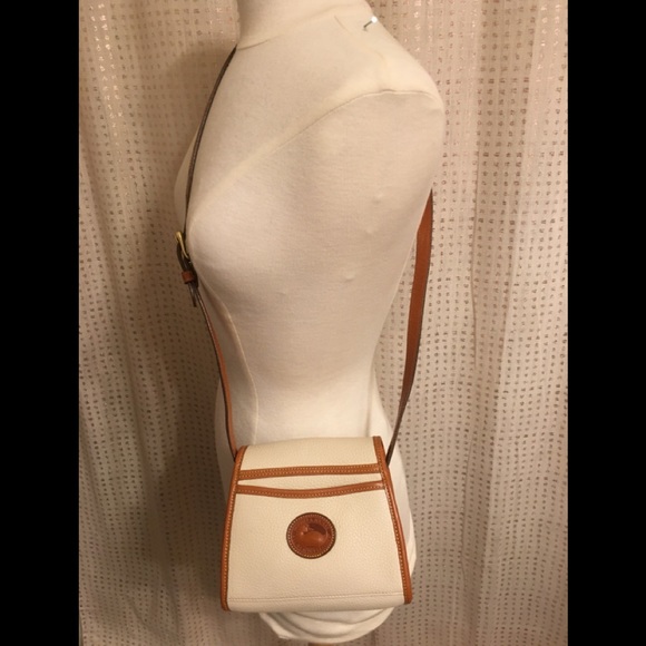 Dooney & Bourke Handbags - Dooney & Bourke white leather bag